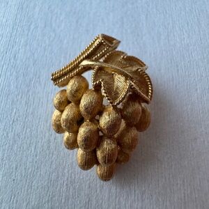 Vintage Crown Trifari Grapes Fruit Cluster Gold Tone Pin Brooch Signed